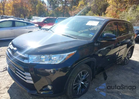 2018 Toyota Highlander Le Plus z USA, uszkodzony, nr VIN 5TDBZRFH7JS497059